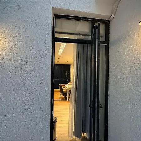 The Cozy, Below Street Floor Apartmán *
