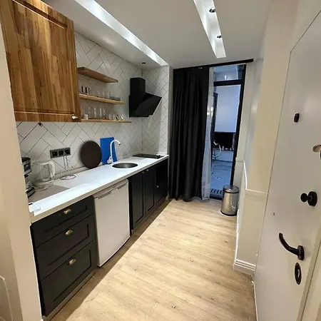 The Cozy, Below Street Floor Apartmán